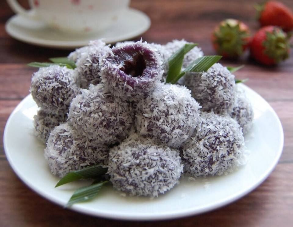 Cara Mengukus Kelapa Parut untuk Klepon