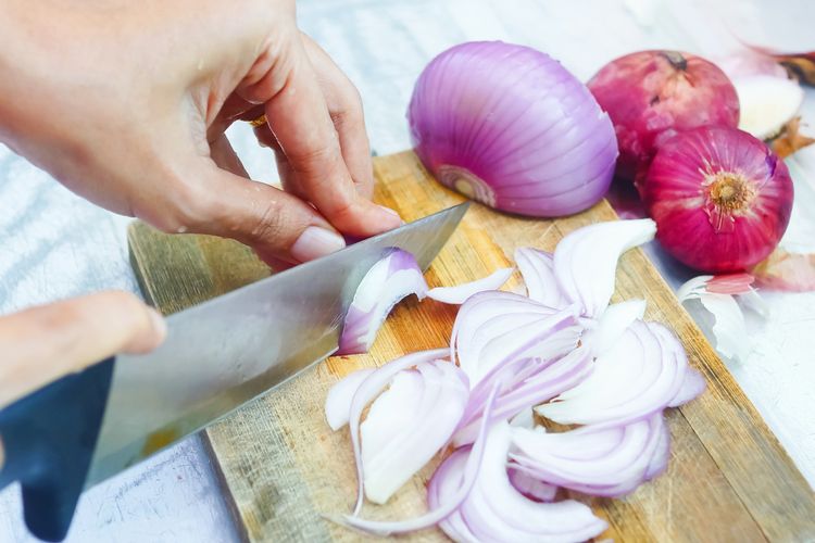 cara mengiris bawang tanpa air mata