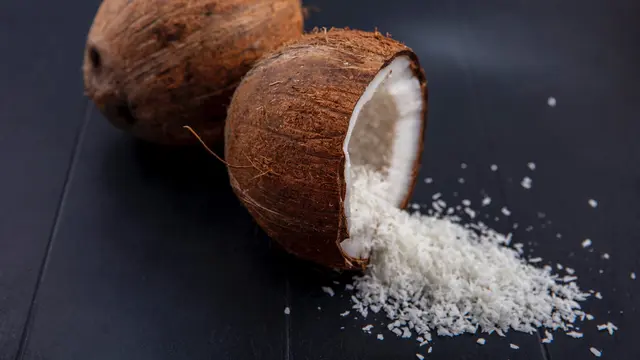 Cara memarut kelapa dengan mesin