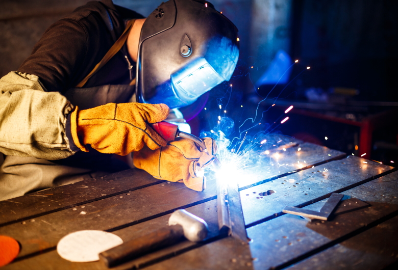 welder ahli pengelasan